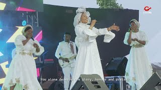 Tope Alabi leads Gods people to worship at PRAISE 