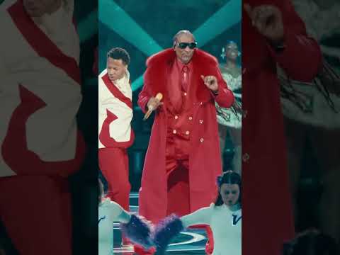 Snoop Dogg performs a festive ‘Drop it like it’s hot’ for Christmas! 🐶🎄 @Netflix| NFL UK & Ireland