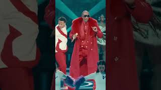 Snoop Dogg performs a festive ‘Drop it like it’s hot’ for Christmas! 🐶🎄 @Netflix| NFL UK &amp; Ireland