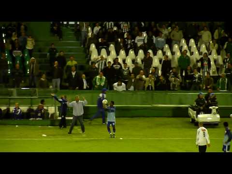 Briga estranha entre Gilberto Pereira e gandula — Coritiba 3x1 Iraty — 08-Abr-2010