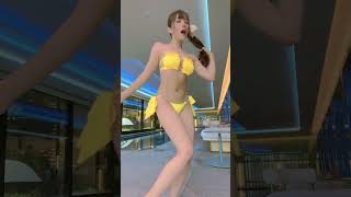 ビキニ美女の胸の谷間がくっきり…！