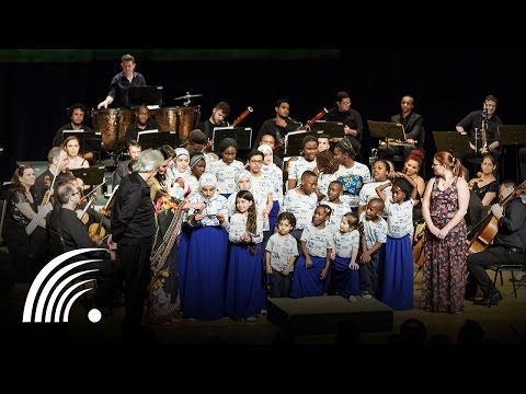 Maestro João Carlos Martins rege coral formado por refugiados