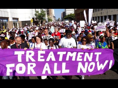 Passeata em Durban, na África do Sul, pede mais qualidade no tratamento com antirretrovirais