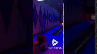 videos de risa Un tipo duro en los bolos