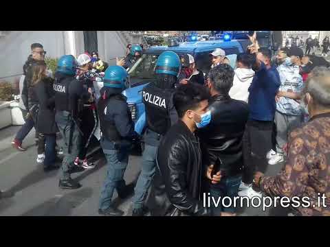 Tunusino affogato, la protesta: "Gemmellini assassini" e fuochi d'artificio