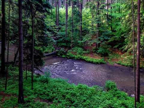 Ještě spí chata na skále nad řekou