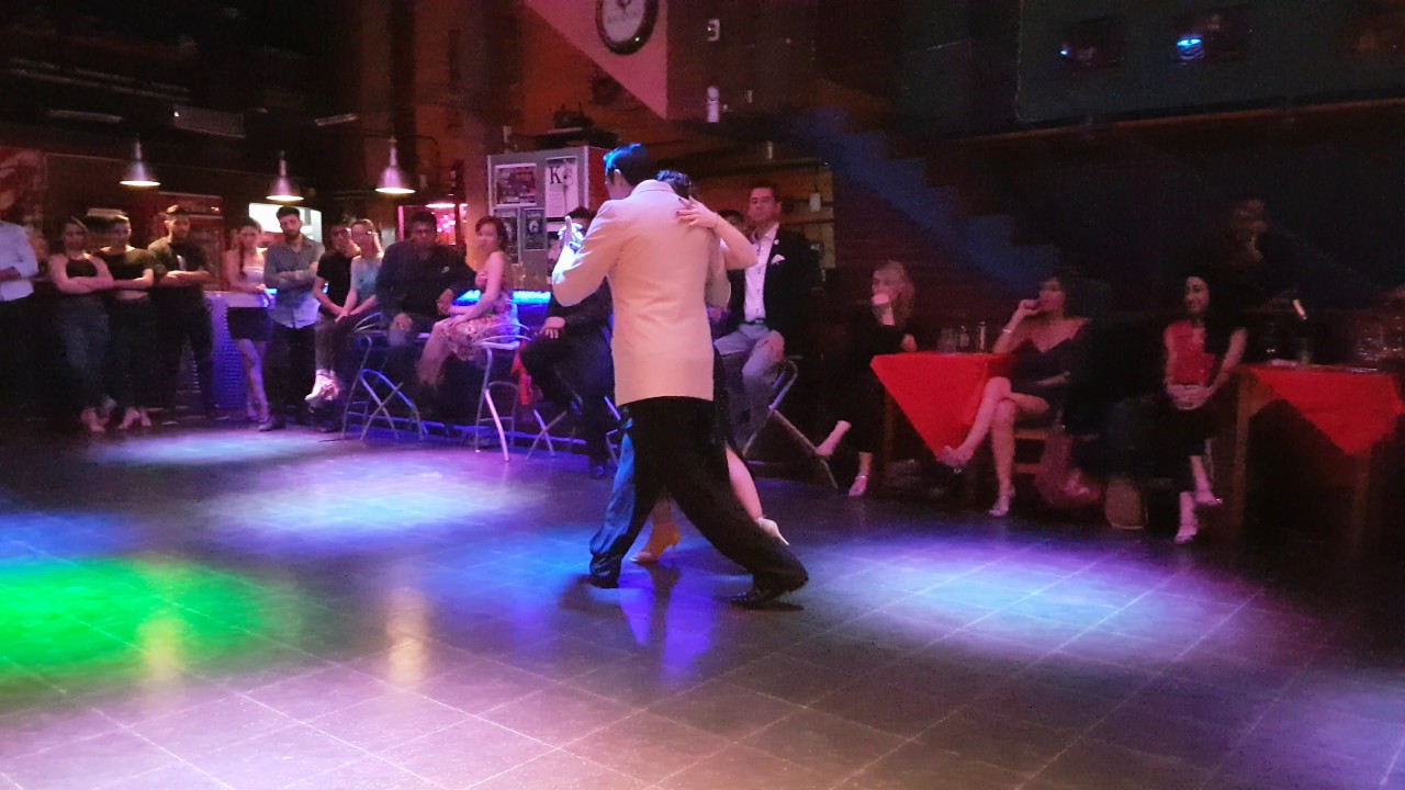Barbara Ferreyra y Exequiel Relmuan bailan en La Parrilla- Tango La Payanca