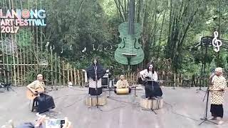 Download lagu 'Negeri haha hihi' karya Mustofa Bisri. Musikalisasi puisi oleh Kelornesia 2017 mp3