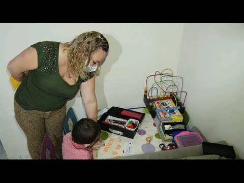 Mãe de criança com autismo relata o desafio de manter a rotina escolar em casa