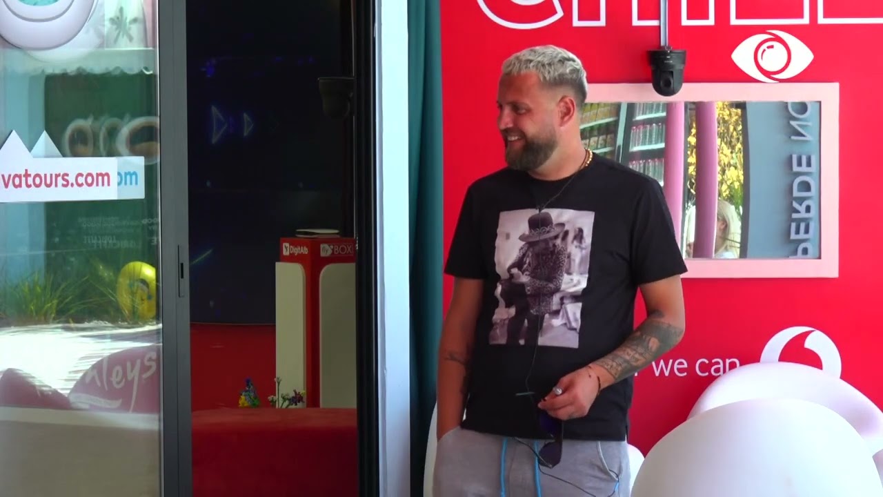 Luizi i shpjegon banorëve se si do të zhvillohen intervistat radiofonike