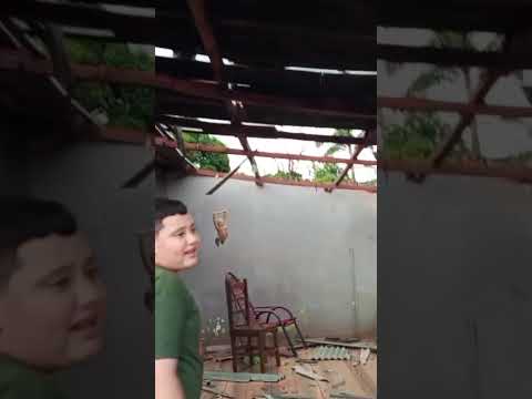 Mulher entra em desespero após ver a casa destelhada por temporal em Rio Bom-PR. Assista o vídeo