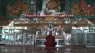 preview picture of video 'Myanmar 2012 - Mandalay Hill, a pilgrimage (1114)'