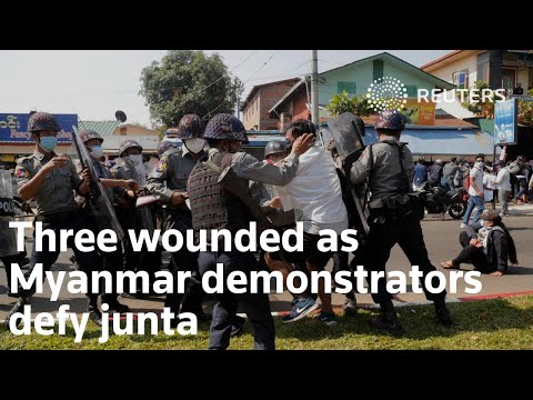 緬甸示威者反抗軍政府，三人受傷。 (Three wounded as Myanmar demonstrators defy junta)