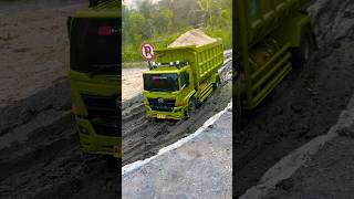 Download lagu Oleng Tipis Tipis Dump Truck Hino 500 Engkel Bermuatan Pasir Sungai mp3