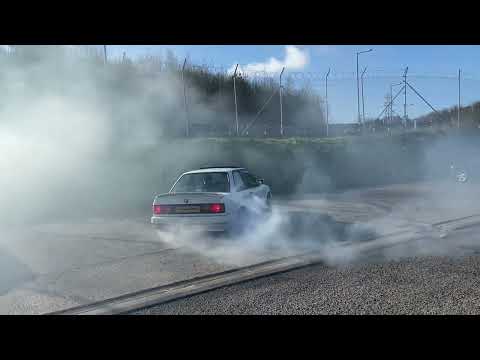 E30 325i burnout and donuts.