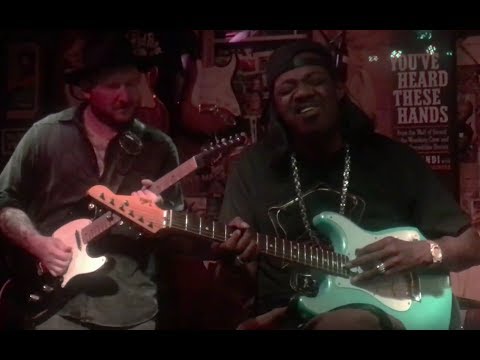 This is AWESOME!!  Josh Smith and Eric Gales Trading Licks on 12 bar Blues
