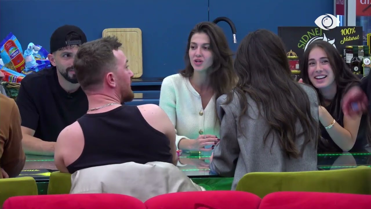 “Të ka ndodhur ndonjëherë të flesh me dy meshkuj?”/ Kelly e pyet, ja si përgjigjet Loredana