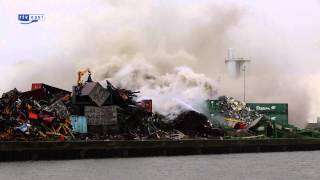 preview picture of video 'Grote uitslaande brand bij schroothandel Regelink in Haatlandhaven in Kampen'