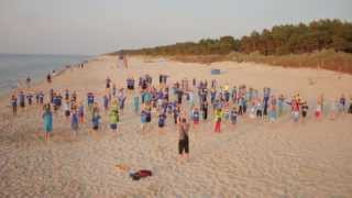 preview picture of video 'Ogólnopolski Letni Obóz FA - Niechorze 2013 - okrzyk na plaży!'