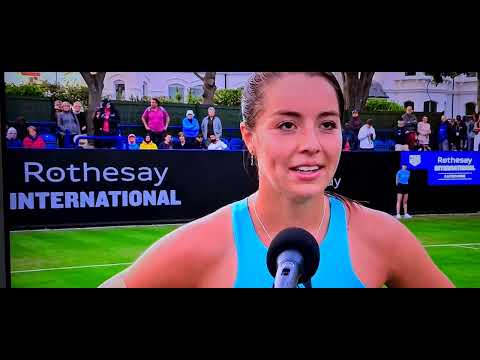 Jodie Burrage pronuncia unas breves palabras en pista en Eastbourne 2022.