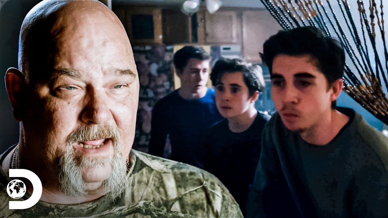 Jeff y sus hermanos se encierran con temor | Bosques Embrujados | Discovery Latinoamérica