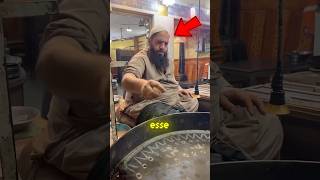 Ele frita comida com a própria mão 😳
