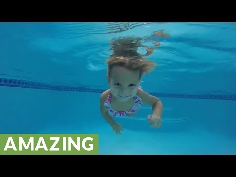Zweijährige schwimmt ganz alleine im Pool