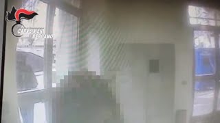 Anziana rapinata a Romano, il bandito filmato dalle telecamere: il video