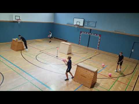 Schneeballschlacht-Sportunterricht