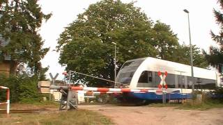 preview picture of video 'Bahnübergang Beeckstraße in Ahlbeck (Usedom) mit GTW 2/6'