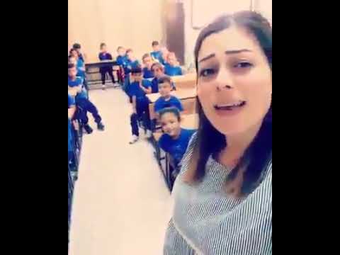 معلمة تستخدم اسلوبًا جذابًا في تدريس طلابها حب فلسطين
