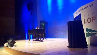 Pablo López, cantando el niño,