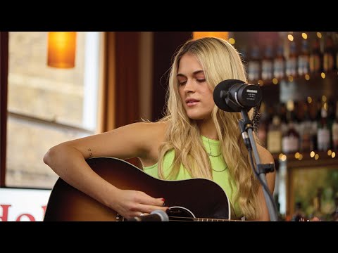 Alana Springsteen - 'Shoulder to Cry On' Live Acoustic Session | Holler