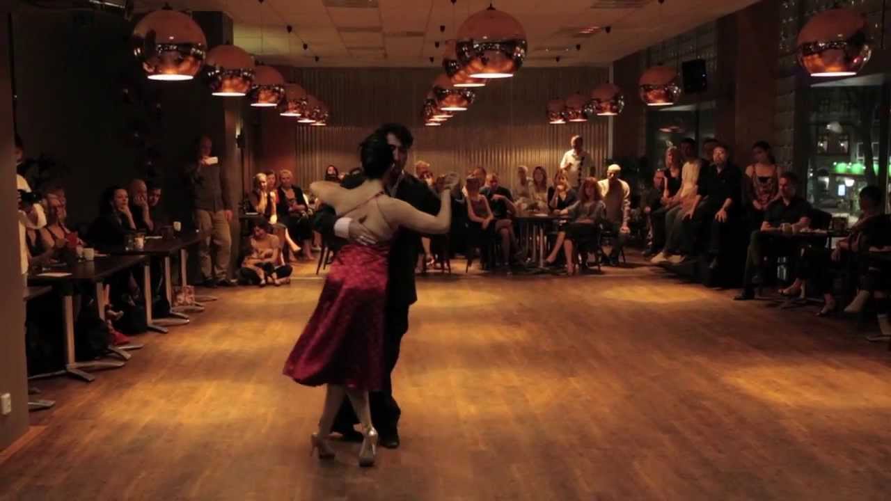 Video thumbnail for Paulina Cazabon y José Luis Gonzalez, Milonga Tres Esquinas, Estocolmo, tango 1