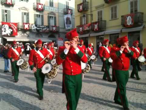 05/02/2012 - Carnevale di Ivrea - ingresso pifferi, generale e stato maggiore in Piazza di Citta'