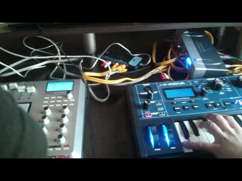 Novation Mininova + MPD AKAI (PTWDelta) spontan