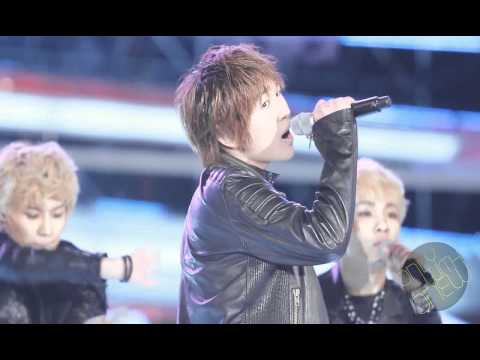 [FANCAM] 111028 SHINee Onew- Lucifer + Waving to fans @ Bu$an F!rew0rks Fe$t!val