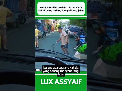 SUPIR MOBIL INI BERHENTI KARENA ADA SEORANG KAKEK YANG MENYEBRANG JALAN #shorts