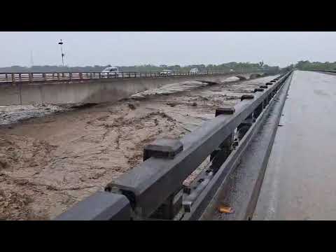 Inundaciones obligan a evacuaciones en Yapacaní y San Carlos; puente carretero en riesgo
