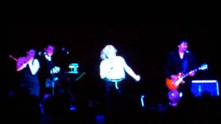 Darlene Love and Cyndi Lauper sing He&#39;s a Rebel