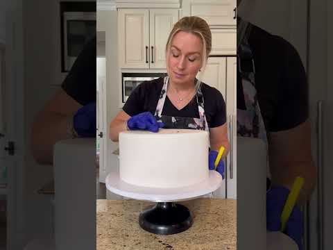 Pro Tip: How to Size Cake Boards When Making a Tiered Cake #cakedecorating #tieredcake #baking #cake