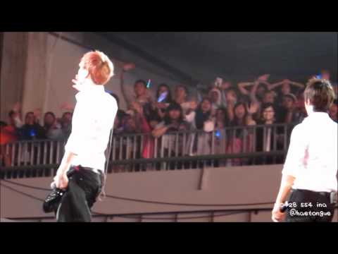 120428 Hyuk and Hae walking - hyuk blew a kiss!