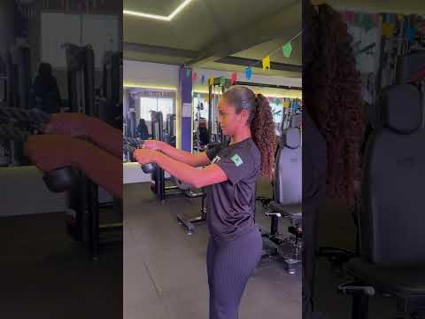 Facepull, com ênfase em trapézio orientando o exercício.