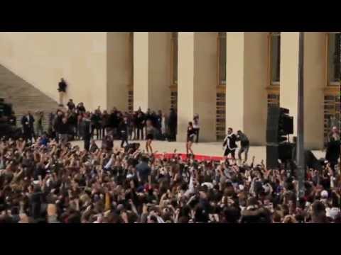 FlashMob Gangnam Style @ Paris (Hello Monkey)