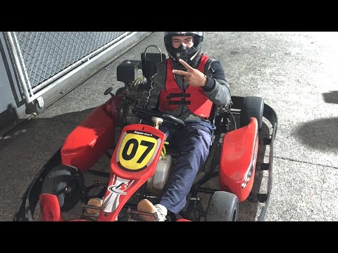 corrida de kart no kartódromo da aldeia da Serra ...