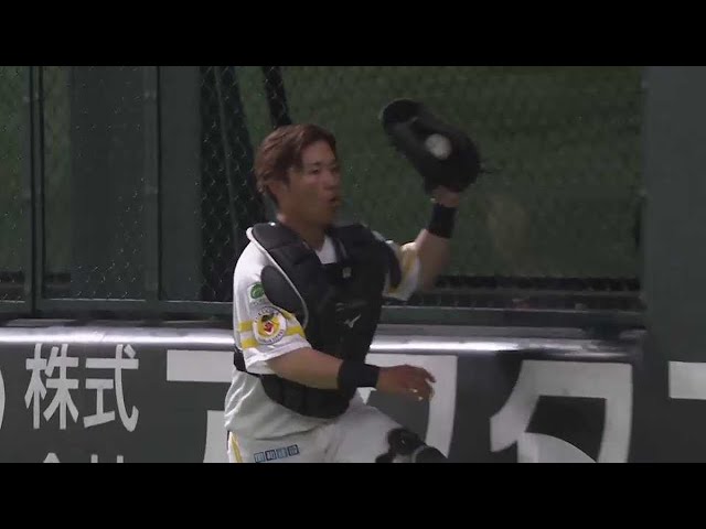 【6回表】ファールフライを見事にキャッチ!! 本日一軍合流のホークス・海野隆司が守備で魅せる!!  2023年3月16日 福岡ソフトバンクホークス 対 読売ジャイアンツ