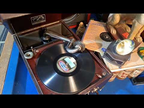 Hello! Bluebird. Irving Kaufman. Vocalion 78rpm. Recorded in 1927. Victor Victrola VV-50 Phonograph