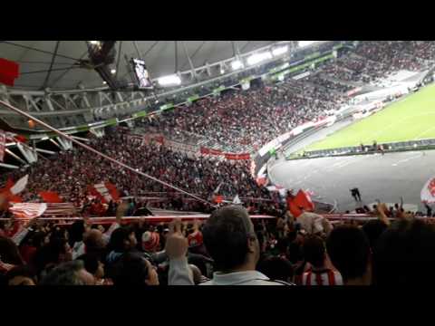 "Pincharrata sos mi enfermedad" Barra: Los Leales • Club: Estudiantes de La Plata