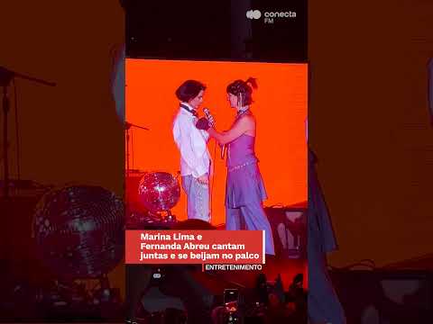 Maria Lima e Fernanda Abreu se beijam em palco