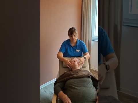 Senioren genießen gesellige Runde mit buntem Schwungtuch in der Tagespflege Leipzig-Stötteritz